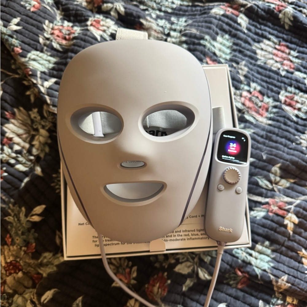 Shark CryoGlow LED Face Mask with Remote